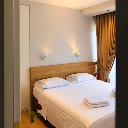 Terrace Apartments, Near The Park * Tiran